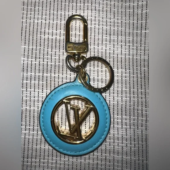 Louis Vuitton Blue & Cream LV Circle Logo Keychain w/ COA, Dust Bag & Box - Picture 5 of 6